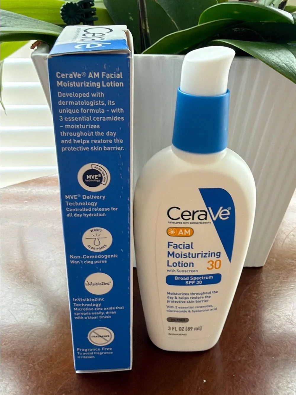 rave Facial Moisturizing Lotion SPF 30 - White & Blue
